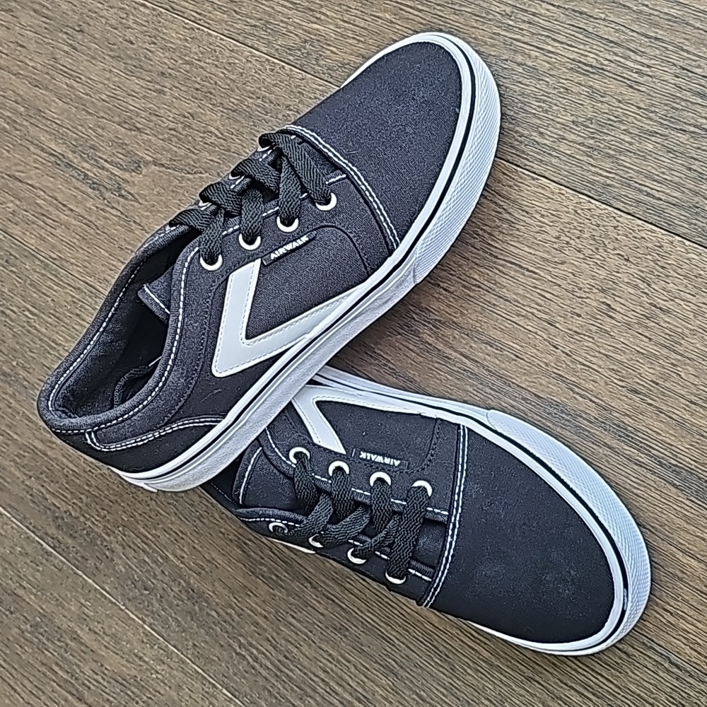 NWOT YOUTH AIRWALKS SIZE 4